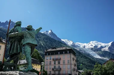 Balmat statue and Mont Blanc