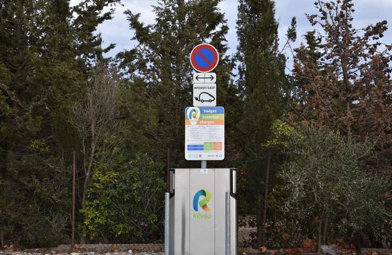 BORNE DE RECHARGE POUR VÉHICULES ÉLECTRIQUES