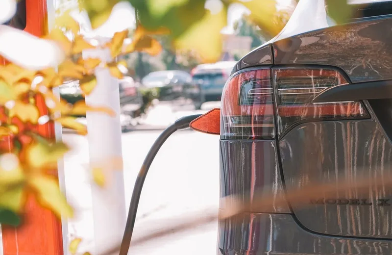 BORNE DE RECHARGE POUR VÉHICULES ÉLECTRIQUES