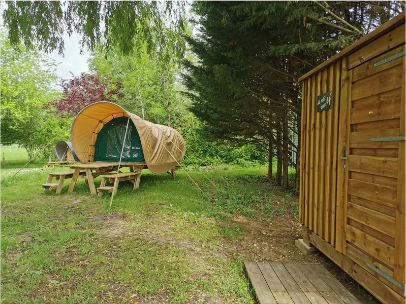 Tente équipée et son bloc sanitaire - Camping la Vallée de l'Indre