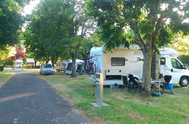 Camping Les Pâtis - Nazelles-Négron