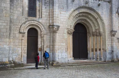 Rive gauche, rive droite - Devant les portes de l'abbaye de Fontgombault