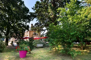 Villa-des-Bordes-Hotel-vue-du-parc-reduit