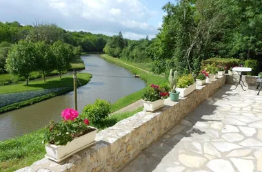 Briare - Au logis de la cognadière -le vieux canal vue de la terrasse