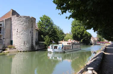 Canal de Briare +á Montargis - Cr+®dit photo Office de Tourisme de l'Agglom+®ration de Montargis