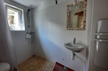 5.Ruelle du Roc à Civray - salle d'eau et toilettes du rez de chaussée ©PIQUET 2022