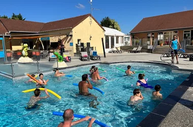 Séance aquafun dans la piscine - Camping Paradis L'Arada Parc - Sonzay