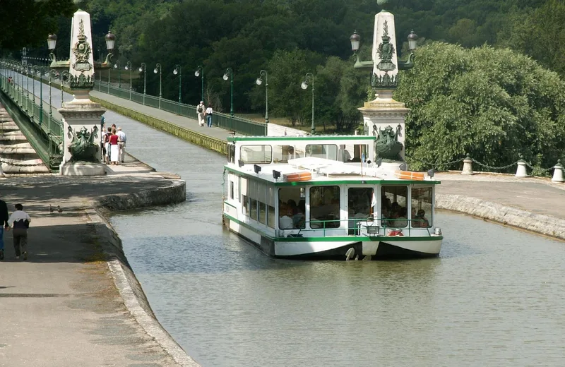 Briare- Les bateaux touristiques - au Pont-canal-