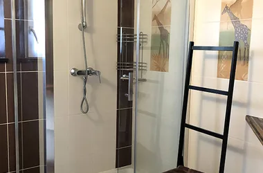 La salle de douche du bas