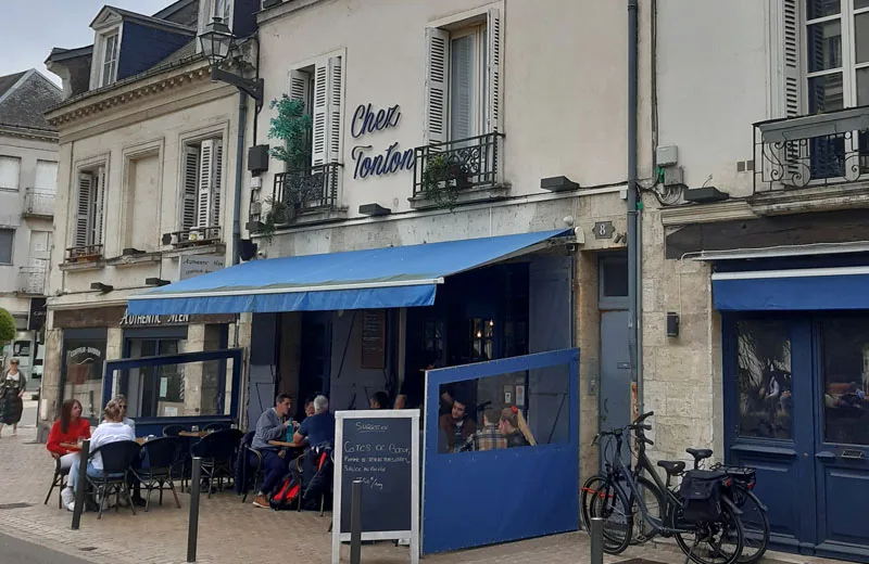 Chez Tonton, restaurant place Charlemagne, à Tours.