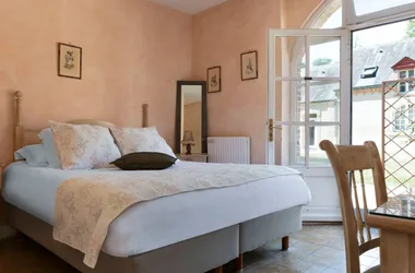 hotel-la-ferte-saint-aubin-chateau-les-muids-chambre-rose-pale