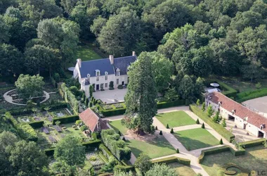 Vue aérienne sur le manoir du Domaine de Poulaines et ses jardins
