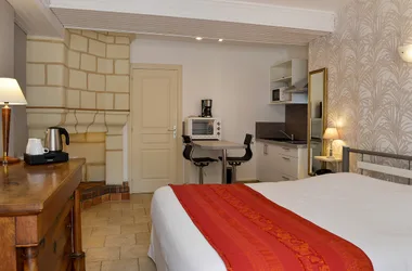 Chambre de charme avec cuisine équipée,   hôtel Logis Manoir de la Giraudiere, 37420 Beaumont en Véron, Chinon, Avoine