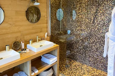 Loire Valley Lodges - Bathroom - Hôtel in Esvres-sur-Indre, France.