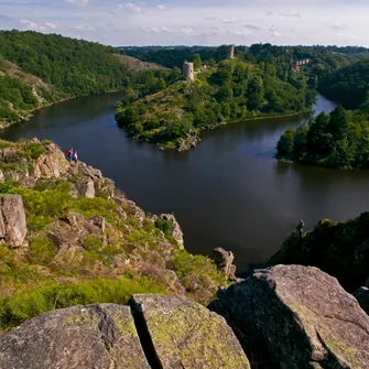 Fougères et le rocher de la fileuse