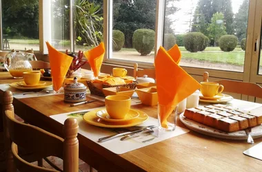 petit déjeuner à base de produits frais maison, servi dans la véranda donnant sur le parc