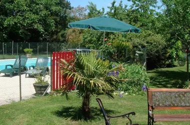Piscine Le Clos de la Vigneronne (jardin piscine)