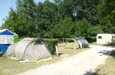 Emplacements du Camping La Poterie - Mosnes, France.