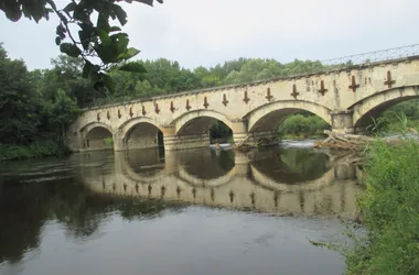 Visite Guidée à pied ou à Vélo d’Ainay le Vieil et du Canal de Berry, découverte de la nature et secrets des plantes avec le Poète Enchanteur