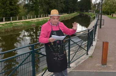 Visite Guidée à pied ou à Vélo d’Ainay le Vieil et du Canal de Berry, découverte de la nature et secrets des plantes avec le Poète Enchanteur