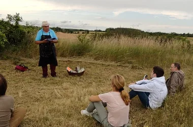 Visite Guidée à pied ou à Vélo d’Ainay le Vieil et du Canal de Berry, découverte de la nature et secrets des plantes avec le Poète Enchanteur