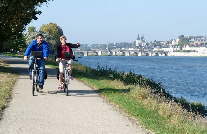 Bikers-Loire-river-blois©LoireValleyTravel