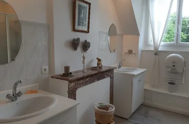 Salle de bain au château de Reuilly à Fay-aux-Loges
