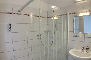 Salle de bain avec douche spacieuse