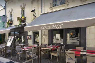 Terrasse du restaurant L'Océanic - Chinon, France.