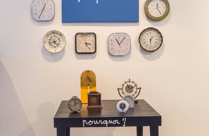 Ben Vautier, Le temps qui passe, installation : toile et table Pourquoi ?, 2018