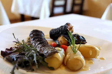 Grilled eels on vine shoots - Restaurant Le Glajou