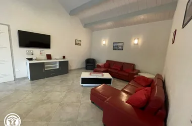 Lounge area with flat-screen TV_7