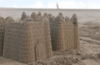 Châteaux de sable, activité préférée des enfants sur la plage_5