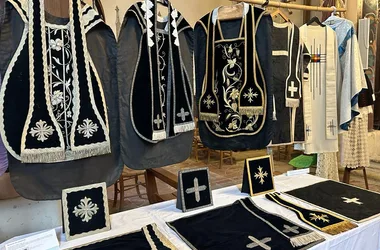 Exposition de vêtements liturgiques à l’église de Lupiac