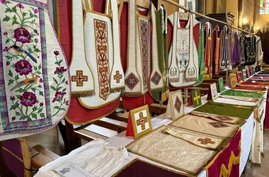 Exposition de vêtements liturgiques à l’église de Lupiac