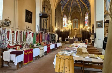 Exposition de vêtements liturgiques à l’église de Lupiac