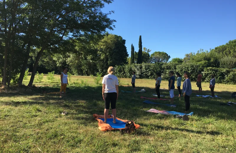 Séance de yoga sur le site de Villeneuve en Scène