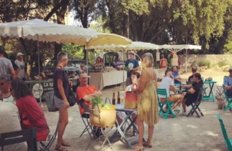 MARCHÉ LOCAL EN FIN DE JOURNÉE