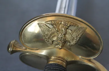 Epée fabriquée à la Manu : détail de la garde