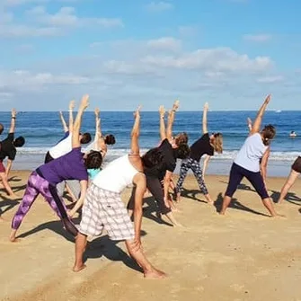 Cours de yoga à la plage