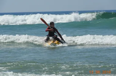 Canoë surfing
