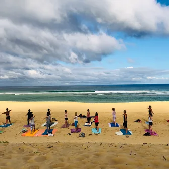 Cours de yoga sur la plage