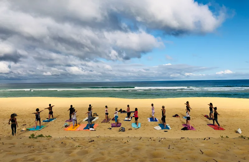 Cours de yoga sur la plage