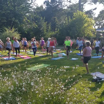 Cours de yoga au jardin public