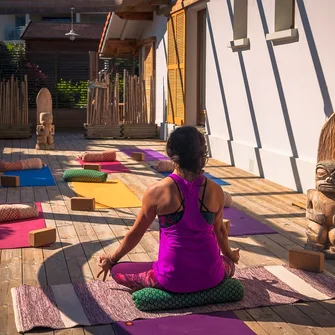 Yoga à la villa Tiki