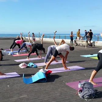 Cours de Yoga face à l’océan