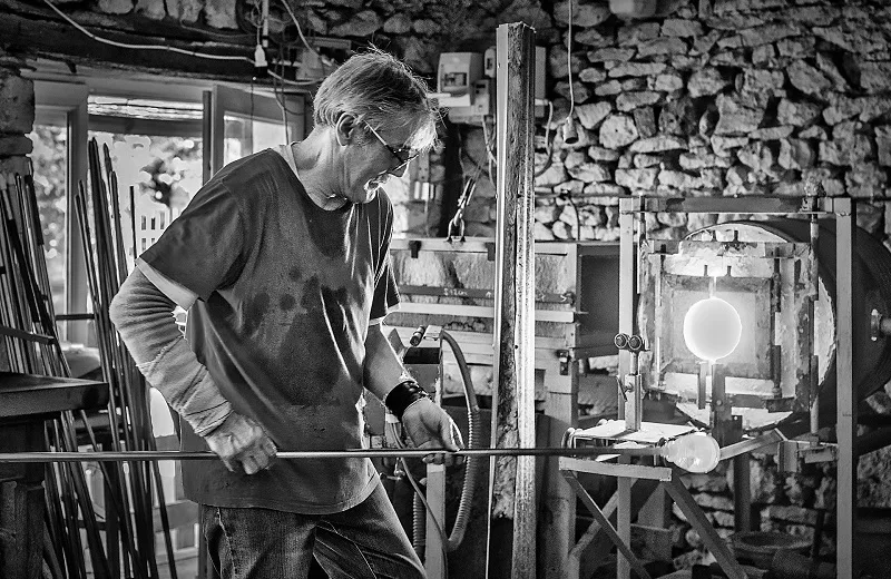 ASCA_image black and white blown glass workshop_ Limeuil