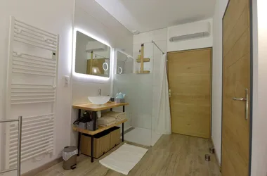 CHO_Les Eyzies_Au Cerf blanc_6 full private bathroom + private toilet_November 2023©Patrick Rameau