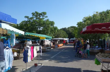 Il mercato di Giens - Place St Pierre in inverno e nel parcheggio in estate