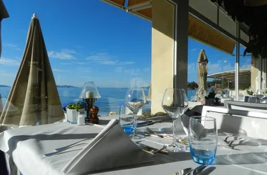 Restaurante junto al mar